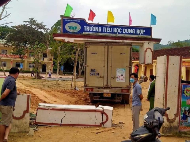 Xe tải va trúng mái cổng trường tiểu học, phát hiện cổng trụ không lõi thép Xe tải va trúng mái cổng trường tiểu học, phát hiện cổng trụ không lõi thép