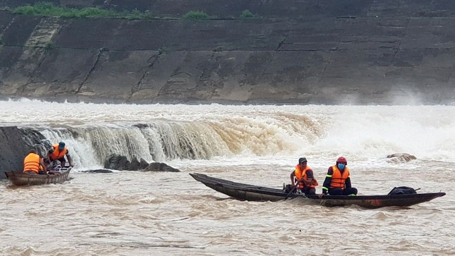 Giải cứu Phó Giám đốc Sở cùng 6 người mắc kẹt giữa dòng nước xiết - 2 Giải cứu Phó Giám đốc Sở cùng 6 người mắc kẹt giữa dòng nước xiết - 2