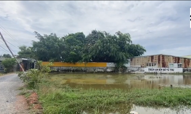 Cận cảnh 'Tịnh thất Bồng Lai' cửa đóng then cài và chia sẻ bất ngờ của hàng xóm sau loạt lùm xùm với CEO Phương Hằng - 3 Cận cảnh 'Tịnh thất Bồng Lai' cửa đóng then cài và chia sẻ bất ngờ của hàng xóm sau loạt lùm xùm với CEO Phương Hằng - 3