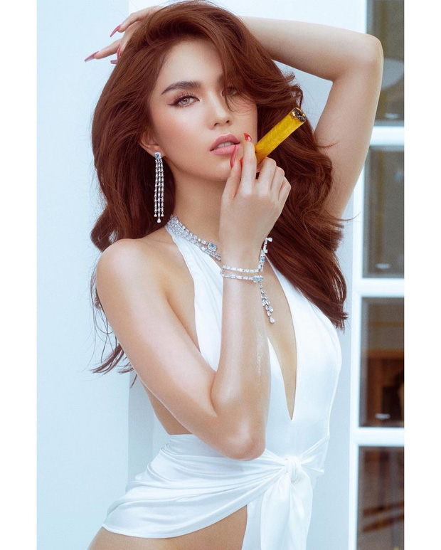 Ngọc Trinh xả kho bộ ảnh ngập 'xôi thịt', tạo dáng đầy thách thức, vòng 3 đập thẳng vào mắt người nhìn trông 'ngượng chín mặt' - 2 Ngọc Trinh xả kho bộ ảnh ngập 'xôi thịt', tạo dáng đầy thách thức, vòng 3 đập thẳng vào mắt người nhìn trông 'ngượng chín mặt' - 2