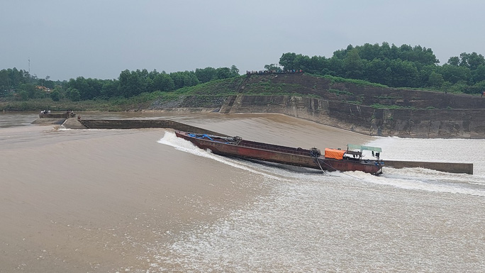 Tàu chở đoàn cán bộ gặp sự cố: Giám đốc Sở GTVT tỉnh Quảng Trị nói gì? - 1 Tàu chở đoàn cán bộ gặp sự cố: Giám đốc Sở GTVT tỉnh Quảng Trị nói gì? - 1