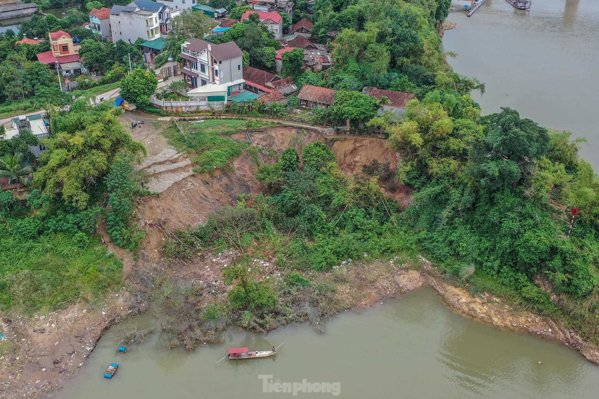 Hàng loạt điểm đê ở ngoại thành Hà Nội sụt lún, nứt toác nghiêm trọng - 15 Hàng loạt điểm đê ở ngoại thành Hà Nội sụt lún, nứt toác nghiêm trọng - 15