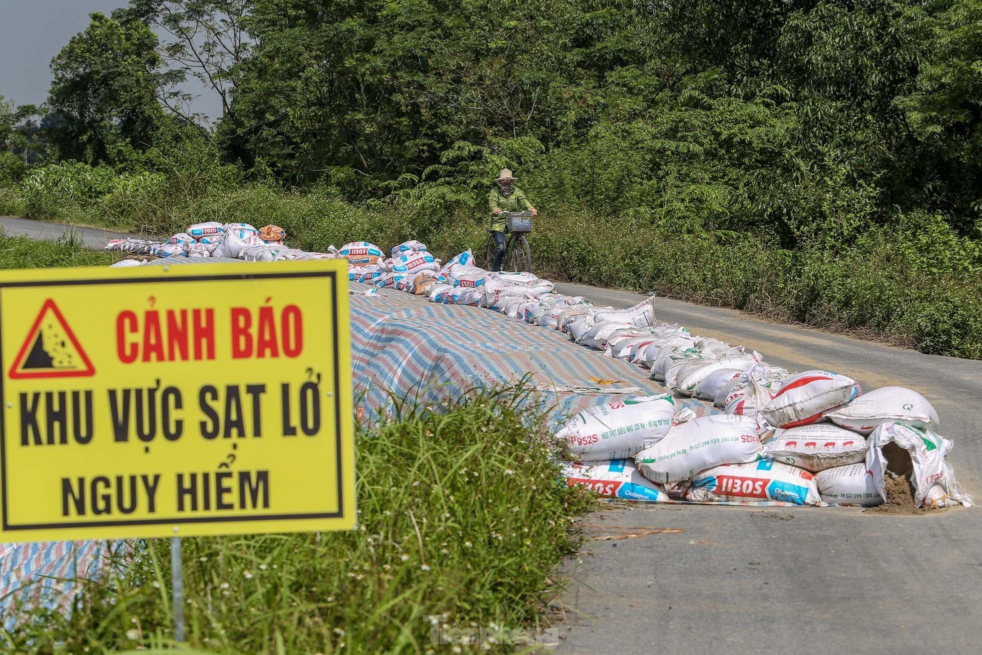 Hàng loạt điểm đê ở ngoại thành Hà Nội sụt lún, nứt toác nghiêm trọng - 2 Hàng loạt điểm đê ở ngoại thành Hà Nội sụt lún, nứt toác nghiêm trọng - 2