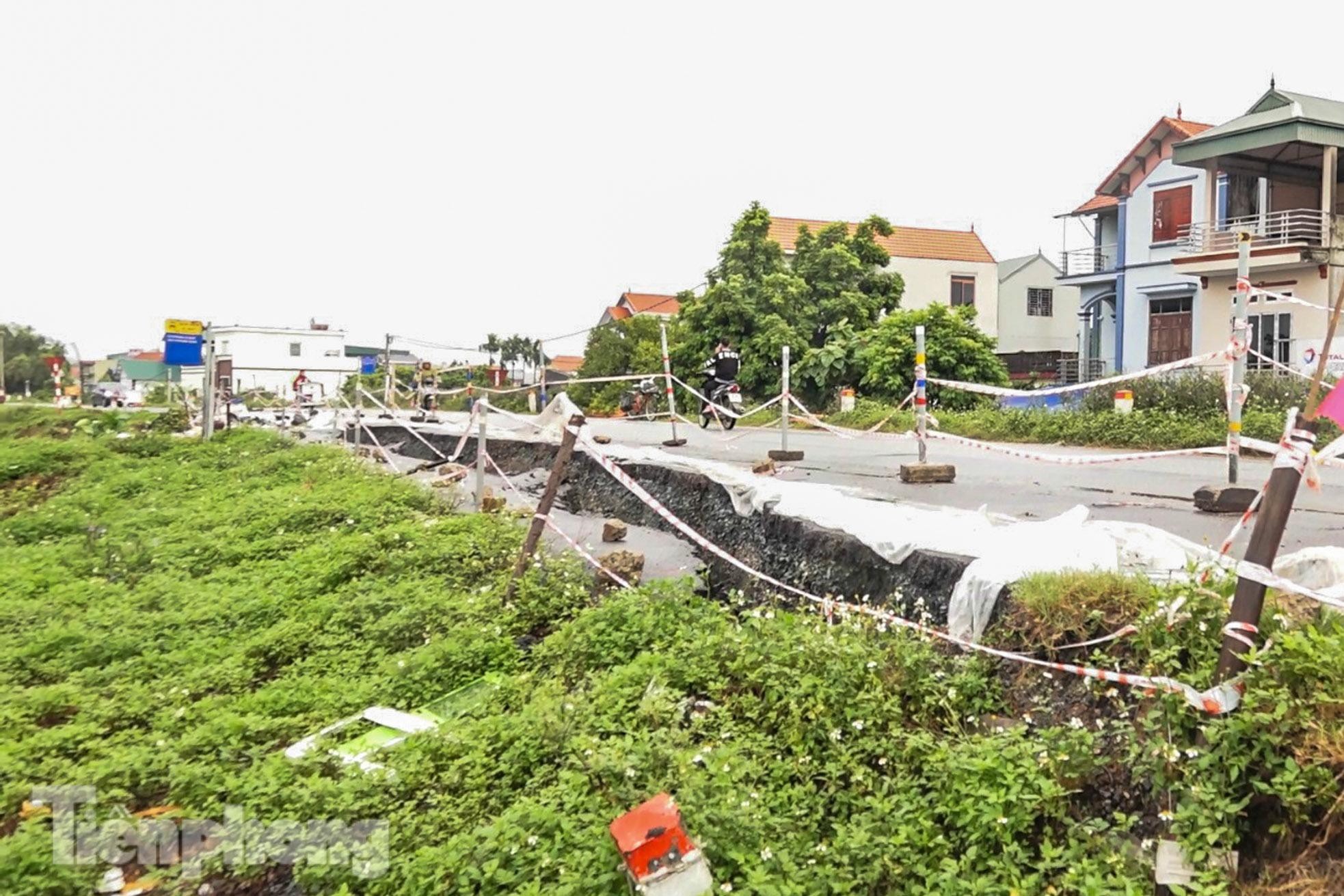 Hàng loạt điểm đê ở ngoại thành Hà Nội sụt lún, nứt toác nghiêm trọng - 6 Hàng loạt điểm đê ở ngoại thành Hà Nội sụt lún, nứt toác nghiêm trọng - 6