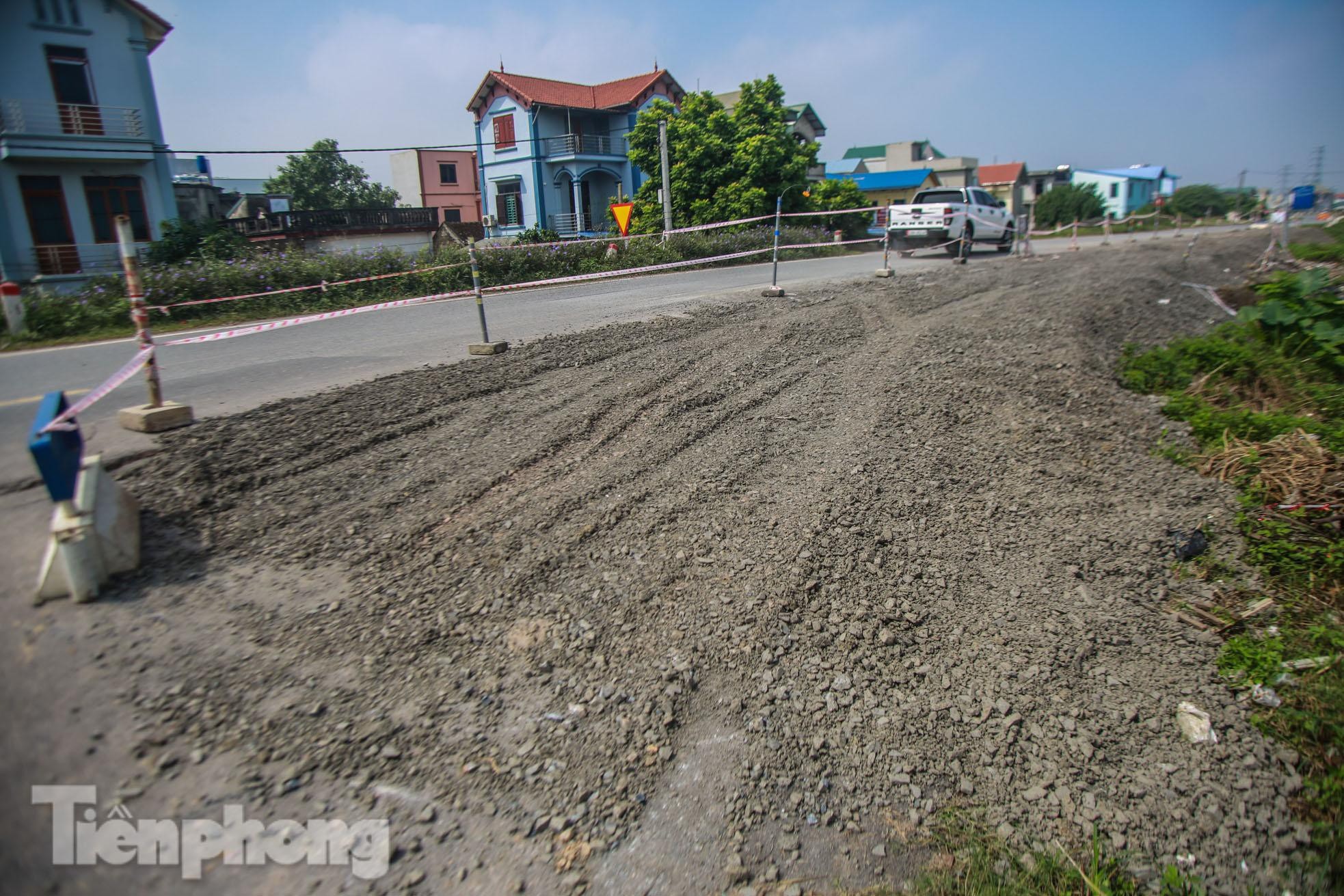 Hàng loạt điểm đê ở ngoại thành Hà Nội sụt lún, nứt toác nghiêm trọng - 9 Hàng loạt điểm đê ở ngoại thành Hà Nội sụt lún, nứt toác nghiêm trọng - 9