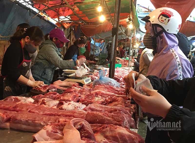 Đón cú 'sốc' giá xăng, nhất loạt tin rằng mai kia hàng hóa đồng loạt tăng giá Đón cú 'sốc' giá xăng, nhất loạt tin rằng mai kia hàng hóa đồng loạt tăng giá