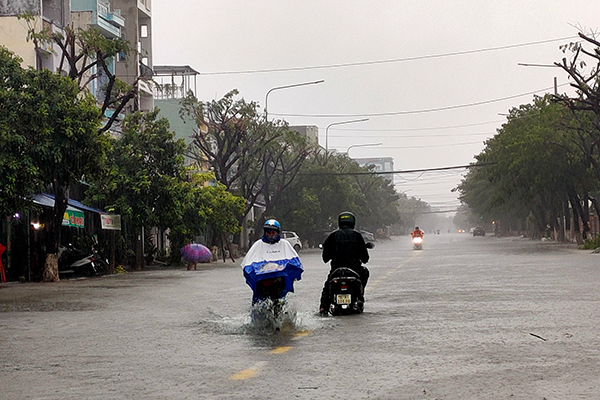 Ảnh hưởng hoàn lưu của áp thấp nhiệt đới, Nam Trung Bộ và Tây Nguyên có mưa to đến rất to, Bắc Bộ trời nắng Ảnh hưởng hoàn lưu của áp thấp nhiệt đới, Nam Trung Bộ và Tây Nguyên có mưa to đến rất to, Bắc Bộ trời nắng