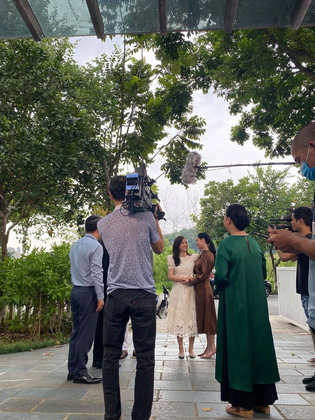 Hương vị tình thân 'ém' preview tập cuối, rò rỉ ảnh Huy tặng hoa Nam, gia môn họ Hoàng chào đón dâu trưởng về nhà - 3 Hương vị tình thân 'ém' preview tập cuối, rò rỉ ảnh Huy tặng hoa Nam, gia môn họ Hoàng chào đón dâu trưởng về nhà - 3