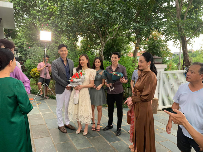 Hương vị tình thân 'ém' preview tập cuối, rò rỉ ảnh Huy tặng hoa Nam, gia môn họ Hoàng chào đón dâu trưởng về nhà - 1 Hương vị tình thân 'ém' preview tập cuối, rò rỉ ảnh Huy tặng hoa Nam, gia môn họ Hoàng chào đón dâu trưởng về nhà - 1