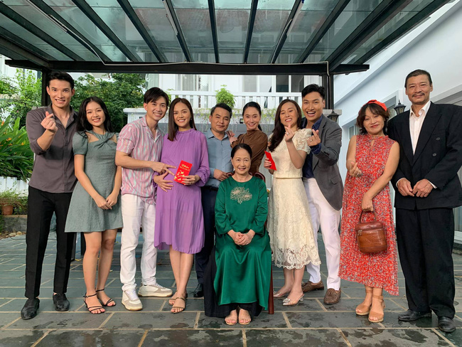 Hương vị tình thân 'ém' preview tập cuối, rò rỉ ảnh Huy tặng hoa Nam, gia môn họ Hoàng chào đón dâu trưởng về nhà - 4 Hương vị tình thân 'ém' preview tập cuối, rò rỉ ảnh Huy tặng hoa Nam, gia môn họ Hoàng chào đón dâu trưởng về nhà - 4