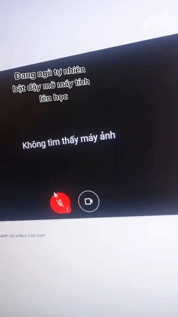 Đang ngủ vội bật dậy học online nhưng không có ai trong lớp, nữ sinh nhìn lại đồng hồ mới hiểu ra tại sao Đang ngủ vội bật dậy học online nhưng không có ai trong lớp, nữ sinh nhìn lại đồng hồ mới hiểu ra tại sao