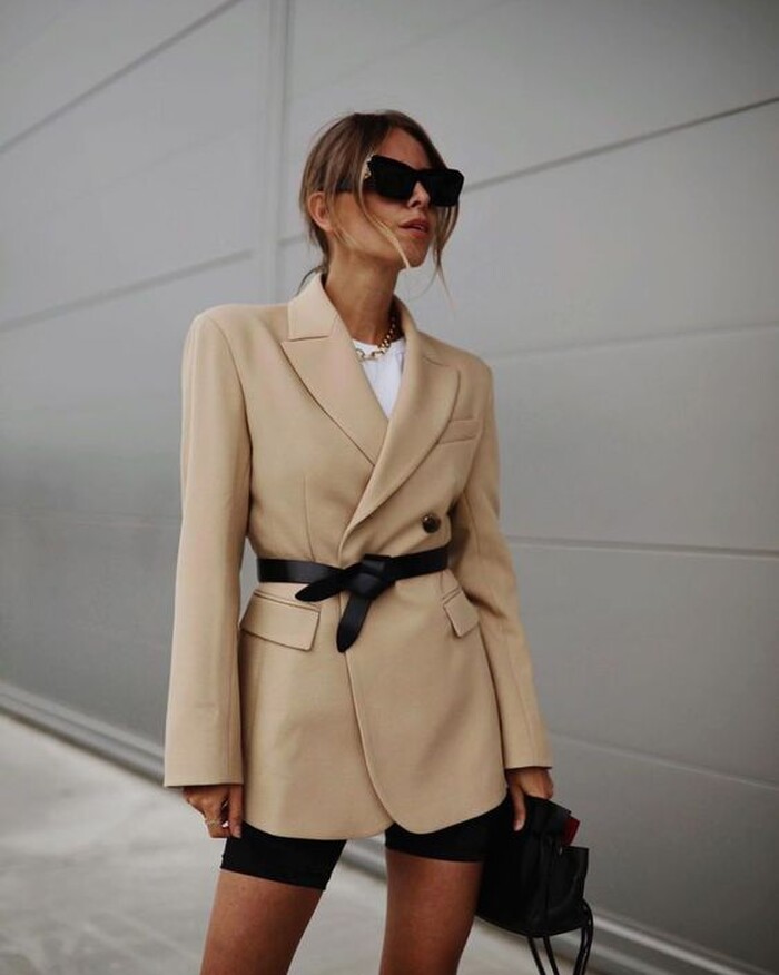 Cách mix đồ với thắt lưng chuẩn trend Thu Đông 2021, đẹp không thể rời mắt! - 11 Cách mix đồ với thắt lưng chuẩn trend Thu Đông 2021, đẹp không thể rời mắt! - 11