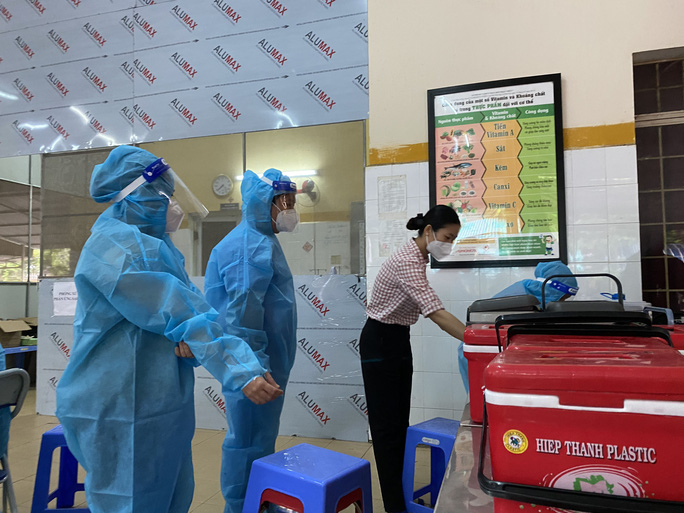 Hơn 1.200 học sinh đầu tiên tại TP HCM được tiêm vắc-xin Covid-19 Hơn 1.200 học sinh đầu tiên tại TP HCM được tiêm vắc-xin Covid-19