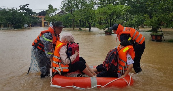 Lũ bất ngờ ập vào trường học, phải 'giải cứu' học sinh - 3 Lũ bất ngờ ập vào trường học, phải 'giải cứu' học sinh - 3