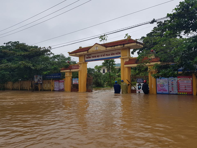 Lũ bất ngờ ập vào trường học, phải 'giải cứu' học sinh - 1 Lũ bất ngờ ập vào trường học, phải 'giải cứu' học sinh - 1