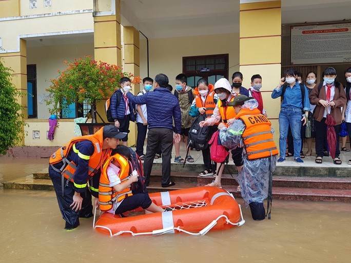 Lũ bất ngờ ập vào trường học, phải 'giải cứu' học sinh - 2 Lũ bất ngờ ập vào trường học, phải 'giải cứu' học sinh - 2