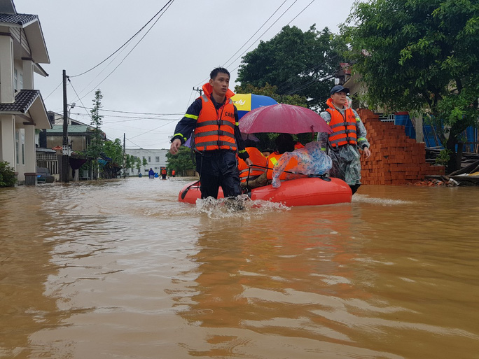 Lũ bất ngờ ập vào trường học, phải 'giải cứu' học sinh - 5 Lũ bất ngờ ập vào trường học, phải 'giải cứu' học sinh - 5
