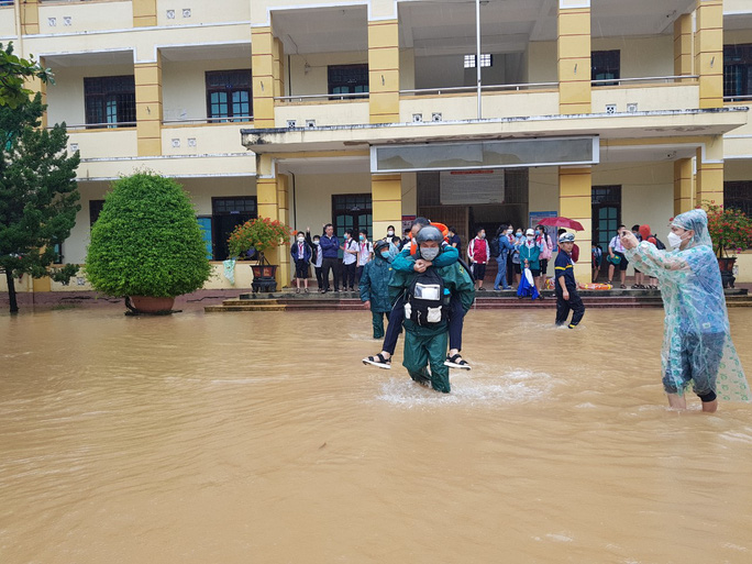 Lũ bất ngờ ập vào trường học, phải 'giải cứu' học sinh Lũ bất ngờ ập vào trường học, phải 'giải cứu' học sinh