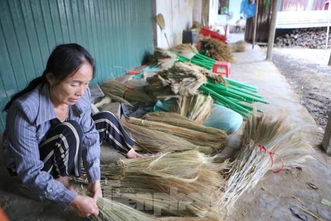 Làng nghề chổi đót hàng trăm năm tuổi ở Hà Tĩnh Làng nghề chổi đót hàng trăm năm tuổi ở Hà Tĩnh