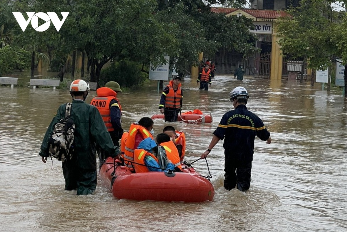 TP Đông Hà ngập nặng, lực lượng cứu hộ dùng ca nô di chuyển học sinh ra khỏi trường - 1 TP Đông Hà ngập nặng, lực lượng cứu hộ dùng ca nô di chuyển học sinh ra khỏi trường - 1