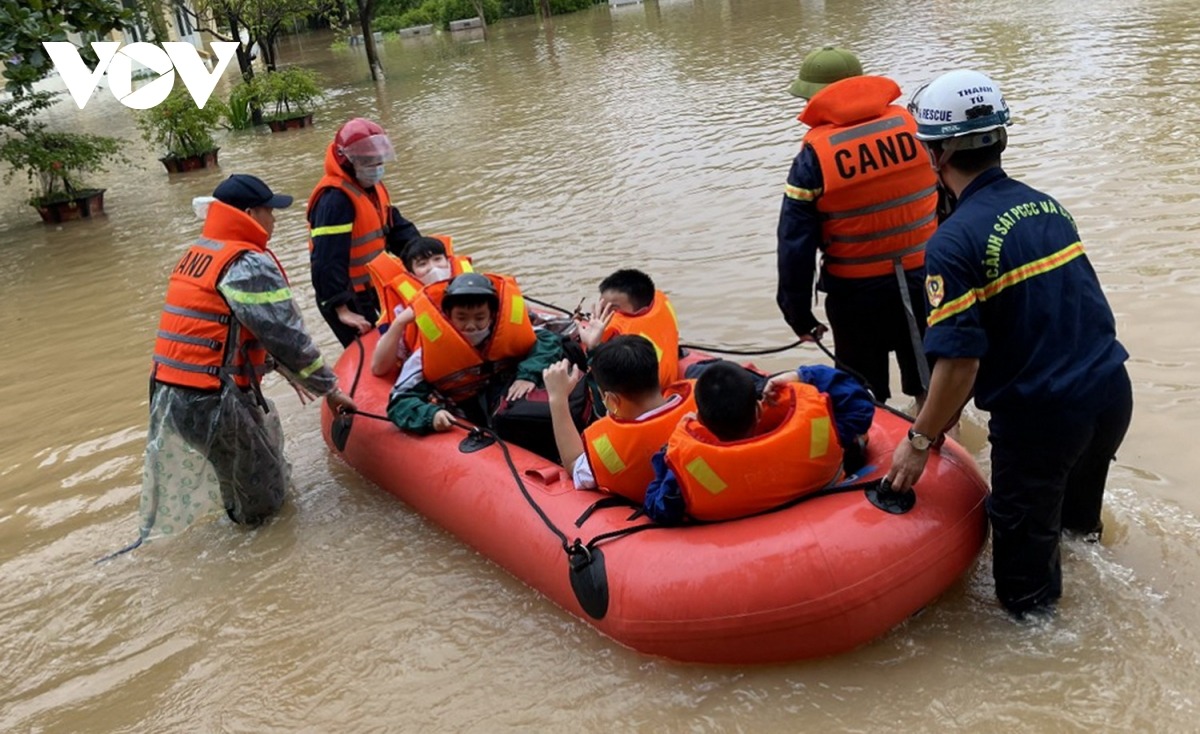 TP Đông Hà ngập nặng, lực lượng cứu hộ dùng ca nô di chuyển học sinh ra khỏi trường - 2 TP Đông Hà ngập nặng, lực lượng cứu hộ dùng ca nô di chuyển học sinh ra khỏi trường - 2