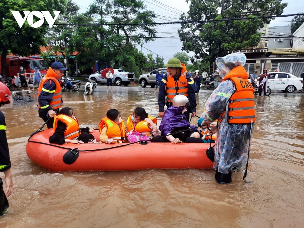TP Đông Hà ngập nặng, lực lượng cứu hộ dùng ca nô di chuyển học sinh ra khỏi trường - 3 TP Đông Hà ngập nặng, lực lượng cứu hộ dùng ca nô di chuyển học sinh ra khỏi trường - 3