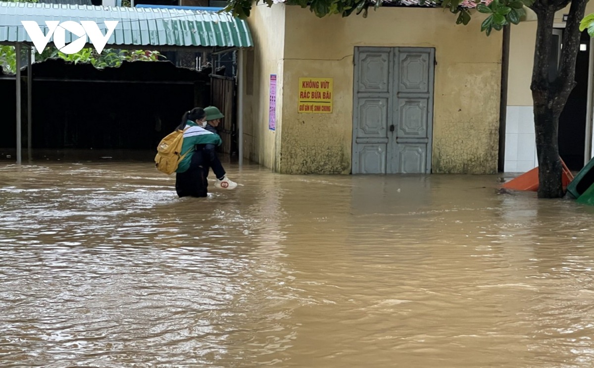 TP Đông Hà ngập nặng, lực lượng cứu hộ dùng ca nô di chuyển học sinh ra khỏi trường - 4 TP Đông Hà ngập nặng, lực lượng cứu hộ dùng ca nô di chuyển học sinh ra khỏi trường - 4