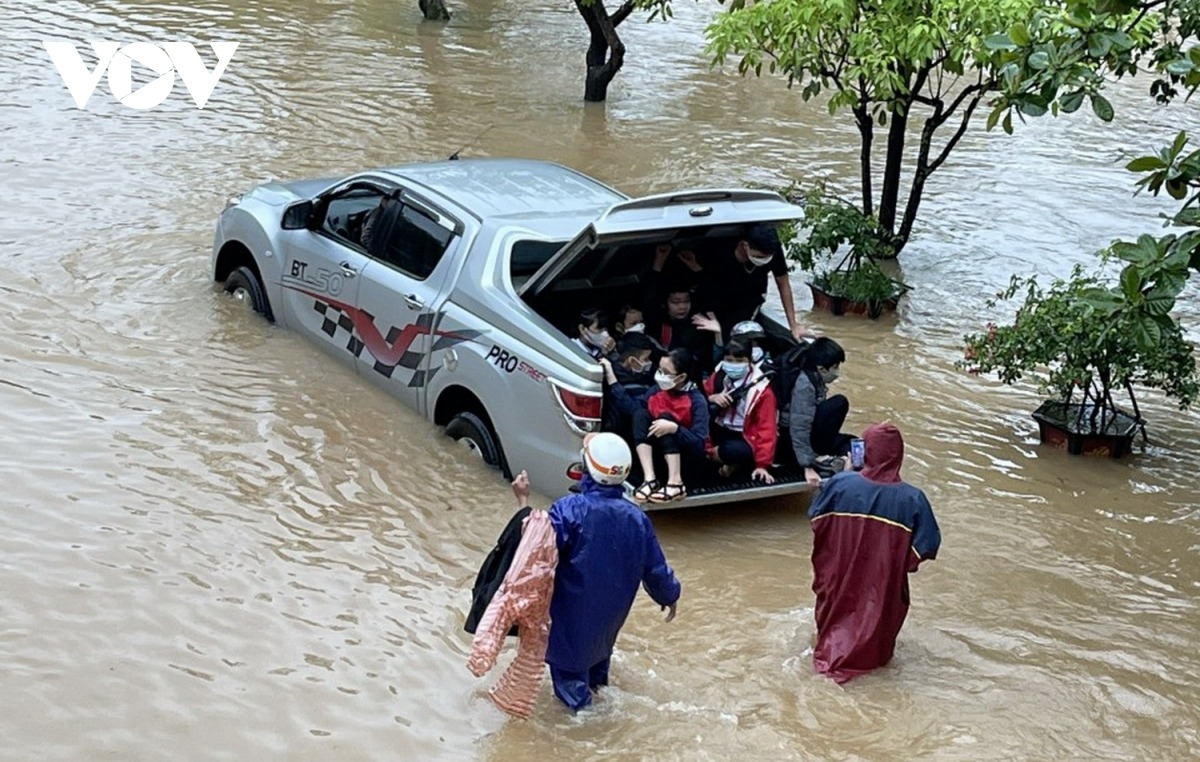 TP Đông Hà ngập nặng, lực lượng cứu hộ dùng ca nô di chuyển học sinh ra khỏi trường - 5 TP Đông Hà ngập nặng, lực lượng cứu hộ dùng ca nô di chuyển học sinh ra khỏi trường - 5