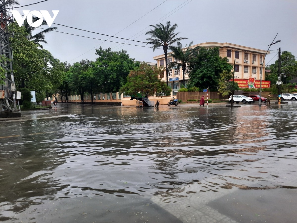 TP Đông Hà ngập nặng, lực lượng cứu hộ dùng ca nô di chuyển học sinh ra khỏi trường - 7 TP Đông Hà ngập nặng, lực lượng cứu hộ dùng ca nô di chuyển học sinh ra khỏi trường - 7