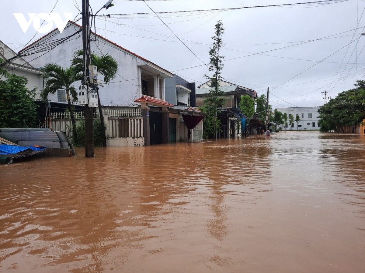 TP Đông Hà ngập nặng, lực lượng cứu hộ dùng ca nô di chuyển học sinh ra khỏi trường - 8 TP Đông Hà ngập nặng, lực lượng cứu hộ dùng ca nô di chuyển học sinh ra khỏi trường - 8