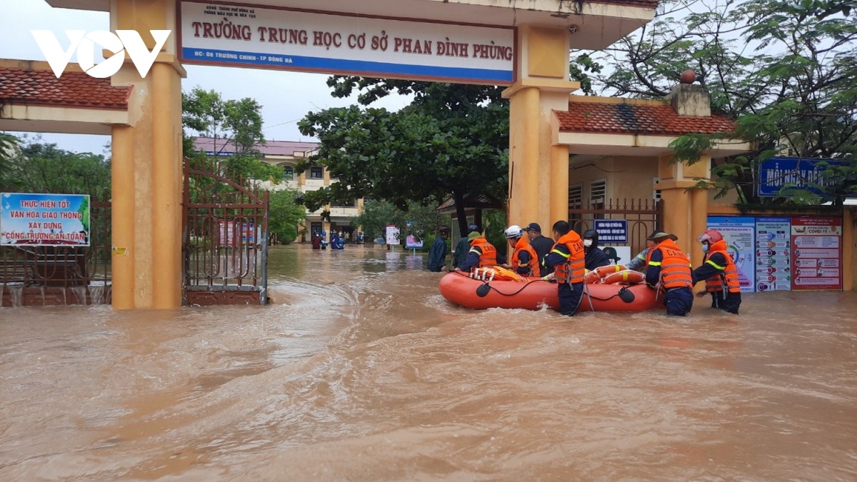 TP Đông Hà ngập nặng, lực lượng cứu hộ dùng ca nô di chuyển học sinh ra khỏi trường TP Đông Hà ngập nặng, lực lượng cứu hộ dùng ca nô di chuyển học sinh ra khỏi trường