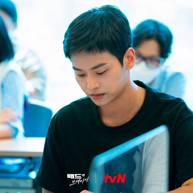 Lee Dong Wook khoe nhan sắc cực phẩm tại buổi đọc kịch bản phim mới - 2 Lee Dong Wook khoe nhan sắc cực phẩm tại buổi đọc kịch bản phim mới - 2