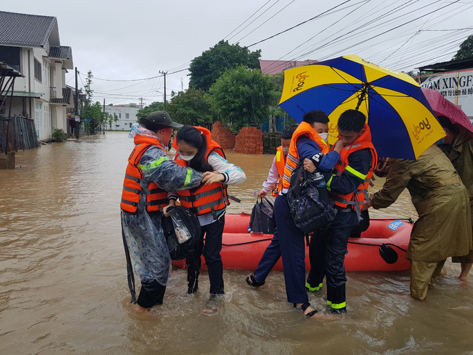 Lũ bất ngờ ập vào trường học, phải 'giải cứu' học sinh - 6 Lũ bất ngờ ập vào trường học, phải 'giải cứu' học sinh - 6