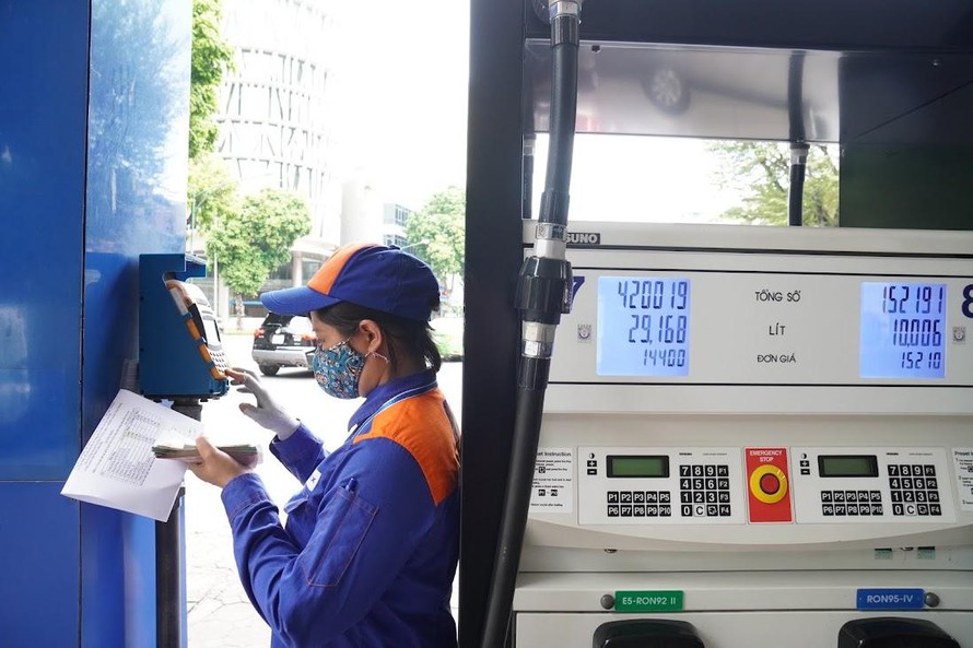 Giá xăng cao kỷ lục tính từ 2014: Điều tiết thuế để giảm giá? Giá xăng cao kỷ lục tính từ 2014: Điều tiết thuế để giảm giá?