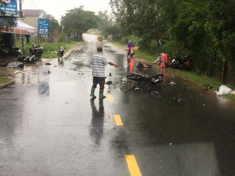 Ba xe máy phi vào nhau ở Quảng Nam, 3 người tử vong Ba xe máy phi vào nhau ở Quảng Nam, 3 người tử vong