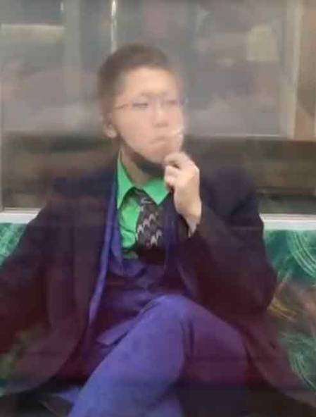Hóa trang thành Joker đâm dao, châm lửa trên tàu điện ngầm Hóa trang thành Joker đâm dao, châm lửa trên tàu điện ngầm