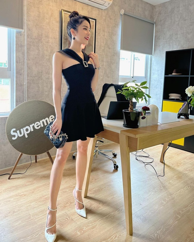 Hậu lùm xùm hôn nhân, Diệp Lâm Anh bên các con cưng cuối tuần, thần thái và vóc dáng mẹ bỉm gây chú ý! - 4 Hậu lùm xùm hôn nhân, Diệp Lâm Anh bên các con cưng cuối tuần, thần thái và vóc dáng mẹ bỉm gây chú ý! - 4