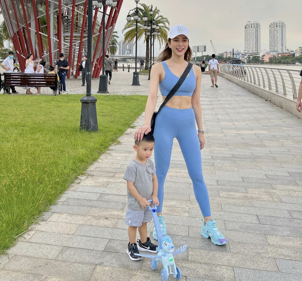 Hậu lùm xùm hôn nhân, Diệp Lâm Anh bên các con cưng cuối tuần, thần thái và vóc dáng mẹ bỉm gây chú ý! - 2 Hậu lùm xùm hôn nhân, Diệp Lâm Anh bên các con cưng cuối tuần, thần thái và vóc dáng mẹ bỉm gây chú ý! - 2