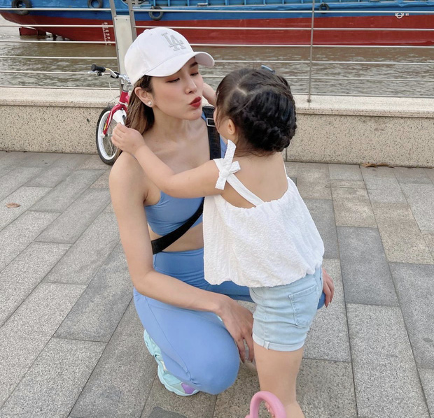 Hậu lùm xùm hôn nhân, Diệp Lâm Anh bên các con cưng cuối tuần, thần thái và vóc dáng mẹ bỉm gây chú ý! Hậu lùm xùm hôn nhân, Diệp Lâm Anh bên các con cưng cuối tuần, thần thái và vóc dáng mẹ bỉm gây chú ý!