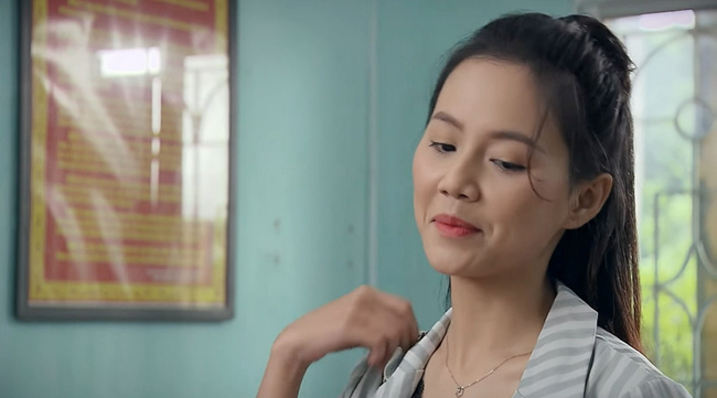Phố trong làng tập 6: Anh công an hội ngộ 'crush' bán quạt, 'sốc' khi nghe tên thật của nàng - 2 Phố trong làng tập 6: Anh công an hội ngộ 'crush' bán quạt, 'sốc' khi nghe tên thật của nàng - 2