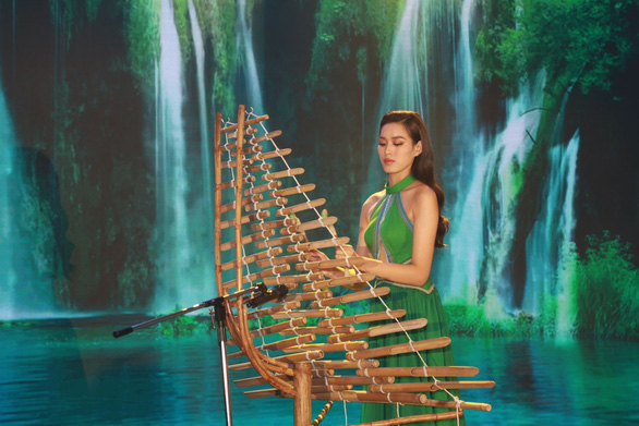 Đỗ Hà lần đầu trình diễn trang phục, tài năng trước thềm Miss World 2021 - 3 Đỗ Hà lần đầu trình diễn trang phục, tài năng trước thềm Miss World 2021 - 3