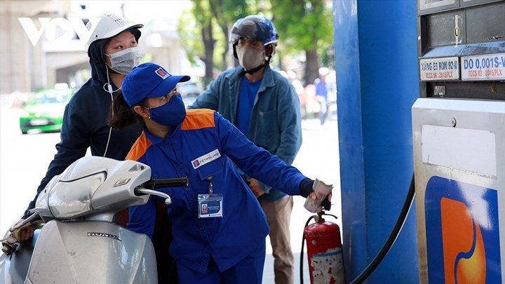 Giá xăng dầu sắp giảm mạnh, người tiêu dùng 'ngóng' Giá xăng dầu sắp giảm mạnh, người tiêu dùng 'ngóng'