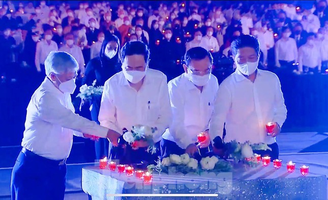 Xúc động lễ tưởng niệm đồng bào tử vong và cán bộ, chiến sĩ hy sinh do đại dịch COVID-19 - 27 Xúc động lễ tưởng niệm đồng bào tử vong và cán bộ, chiến sĩ hy sinh do đại dịch COVID-19 - 27