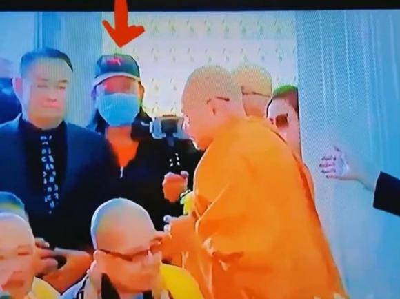 Rầm rộ hình ảnh NS Hoài Linh lặng lẽ đứng ngoài dự đám tang của cố ca sĩ Phi Nhung, thực hư là gì? - 1 Rầm rộ hình ảnh NS Hoài Linh lặng lẽ đứng ngoài dự đám tang của cố ca sĩ Phi Nhung, thực hư là gì? - 1