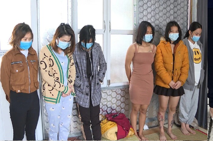 9 cô gái cùng 8 nam thanh niên thác loạn 'tiệc' ma túy trong quán karaoke 9 cô gái cùng 8 nam thanh niên thác loạn 'tiệc' ma túy trong quán karaoke