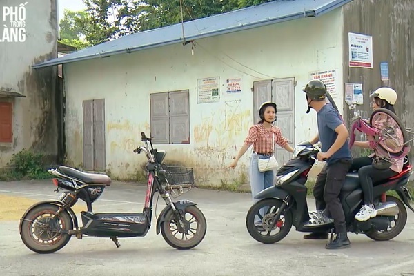 Phố trong làng tập 10: Mến 'Chí Phèo' cầu xin được về nhà, Đông bị bố ngăn cản chuyện tình với cô bán quạt? - 3 Phố trong làng tập 10: Mến 'Chí Phèo' cầu xin được về nhà, Đông bị bố ngăn cản chuyện tình với cô bán quạt? - 3
