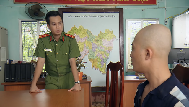 Phố trong làng tập 10: Mến 'Chí Phèo' cầu xin được về nhà, Đông bị bố ngăn cản chuyện tình với cô bán quạt? - 2 Phố trong làng tập 10: Mến 'Chí Phèo' cầu xin được về nhà, Đông bị bố ngăn cản chuyện tình với cô bán quạt? - 2