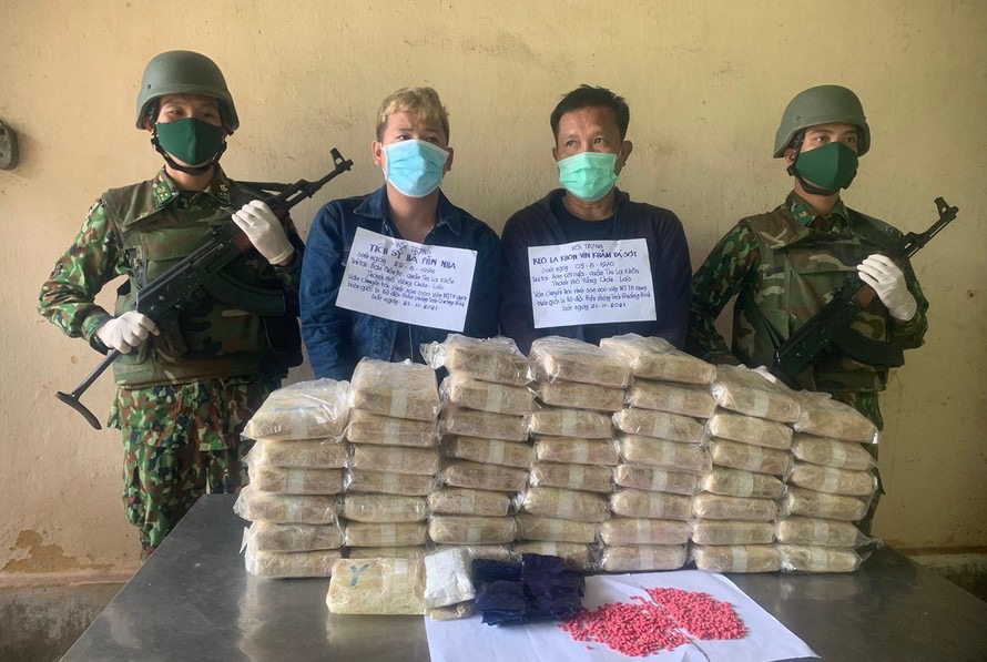 Chặn đứng 304.000 viên ma túy tổng hợp qua biên giới, lực lượng biên phòng phá chuyên án khủng nhất từ trước đến nay tại Quảng Bình Chặn đứng 304.000 viên ma túy tổng hợp qua biên giới, lực lượng biên phòng phá chuyên án khủng nhất từ trước đến nay tại Quảng Bình