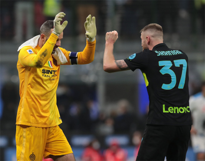 Inter buộc Napoli nhận thất bại đầu tiên, 'sao mai' 18 tuổi thành người hùng của Roma Inter buộc Napoli nhận thất bại đầu tiên, 'sao mai' 18 tuổi thành người hùng của Roma