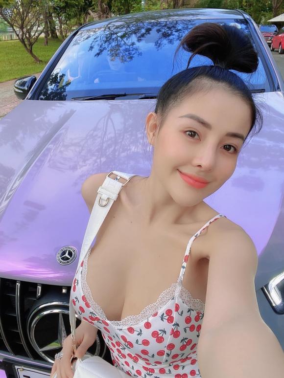 Ngân 98 tạo dáng uốn éo và gợi cảm bên 'xế hộp' tiền tỷ được Lương Bằng Quang dành tặng - 2 Ngân 98 tạo dáng uốn éo và gợi cảm bên 'xế hộp' tiền tỷ được Lương Bằng Quang dành tặng - 2